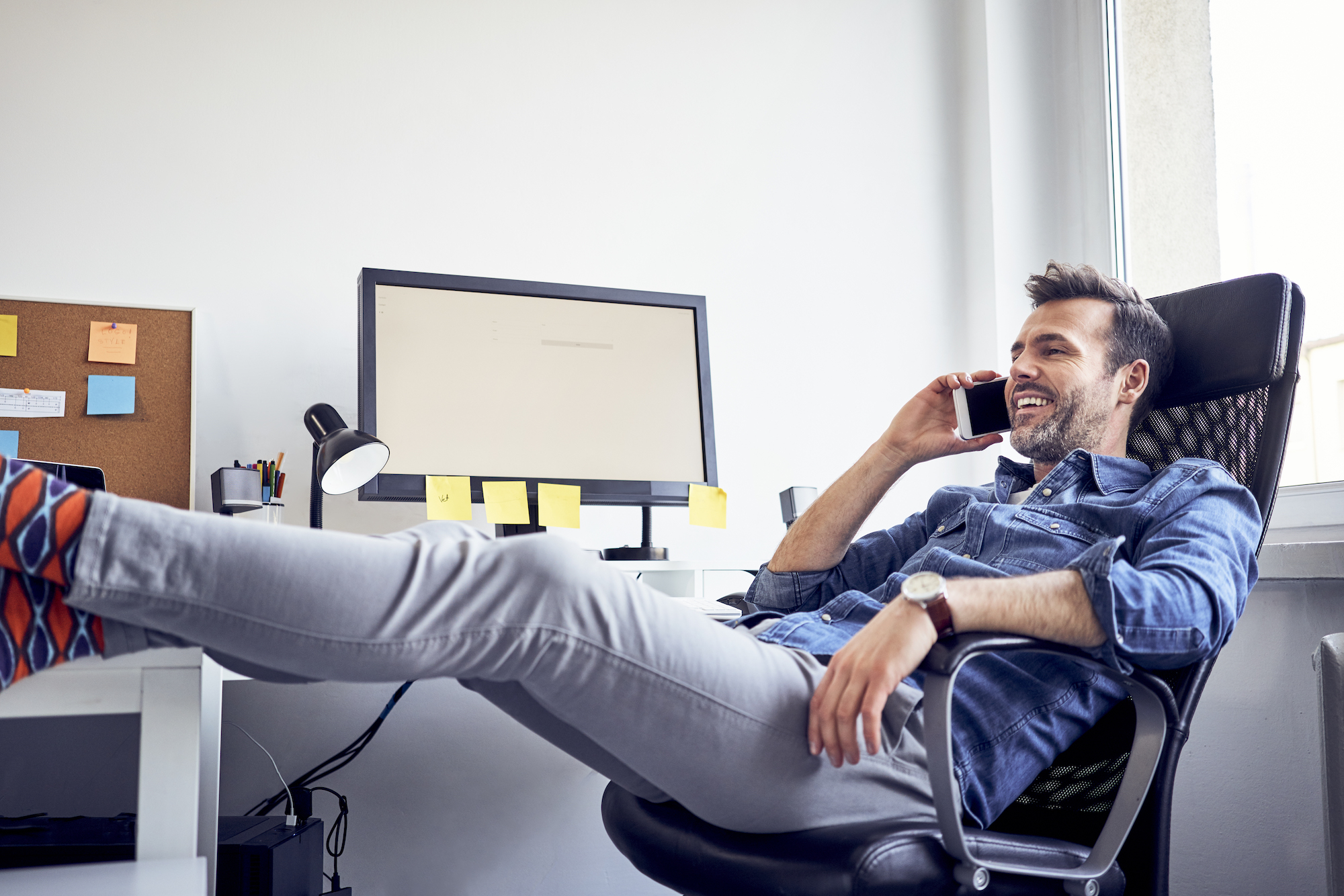 Relaxed man sitting at desk Focus hr
